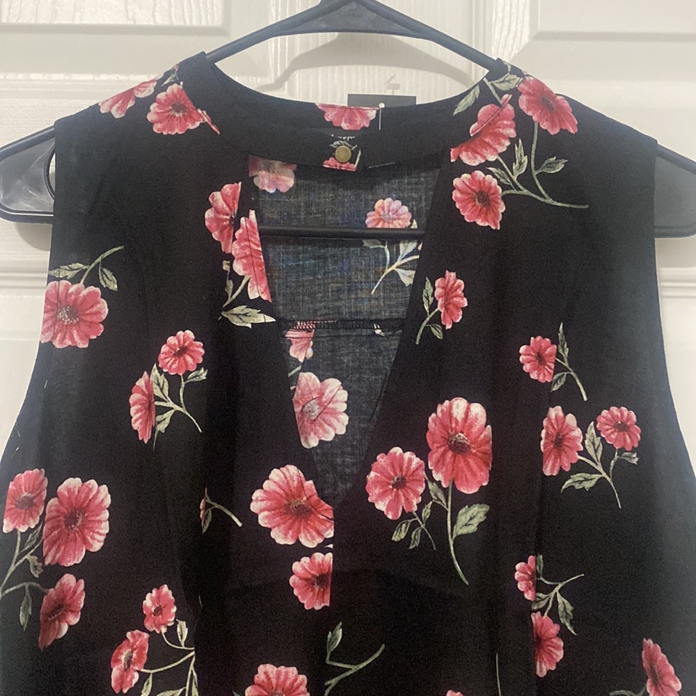 NWT Black Floral Flowy Tank with Keyhole V Neck - Picture 7 of 10